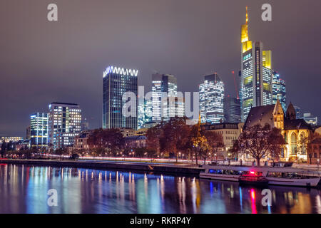 Vue sur la rivière Main et toits de Francfort de nuit. Francfort, Hesse, Allemagne Banque D'Images
