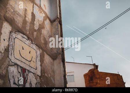 Street art peint sur le mur du bâtiment de la vieille ville de Valence, Espagne représentant un homme souriant avec une tête carrée et porter un costume. Banque D'Images