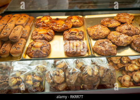 Des gâteaux sur afficher dans une pâtisserie, pâtisserie,​ dans la ville de Valence, Espagne. Banque D'Images