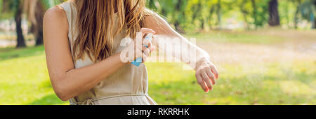 Femme de pulvériser un insecticide sur la peau outdoor BANNER, format long Banque D'Images