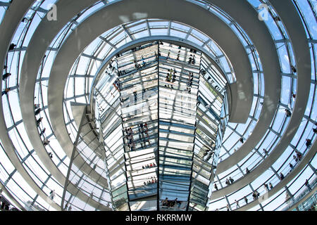 Vue intérieure du dôme sur le bâtiment du Reichstag par l'architecte Sir Norman Foster Banque D'Images