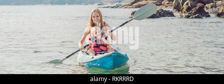 La mère et le fils de l'océan tropical au kayak. BANNER, format long Banque D'Images