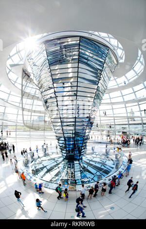 Vue intérieure du dôme sur le bâtiment du Reichstag par l'architecte Sir Norman Foster Banque D'Images