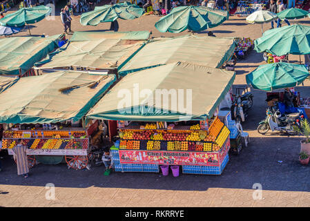 Marrakech, Maroc - 11 janvier 2019 : stands de fruits frais à la place du marché Jamaa el Fna à Marrakech, Maroc. Ce lieu est aussi connu sous le nom de la place Jemaa Banque D'Images