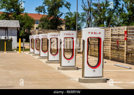 Plusieurs chargeurs de Tesla en Arizona Banque D'Images