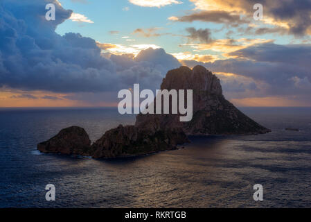 Coucher du soleil de l'île d'Es Vedra au coucher du soleil, Espagne Banque D'Images
