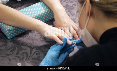 Gros plan de matériel manucure dans un salon de beauté. Manucure est l'application electric lime à ongles manucure à percer sur les doigts. Banque D'Images