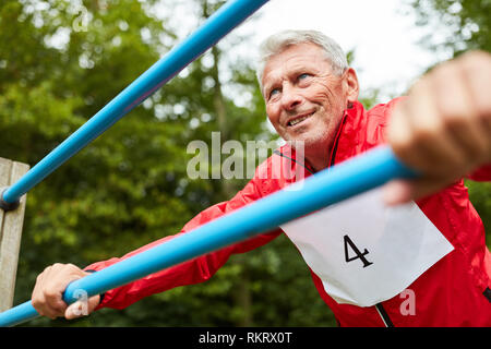 Man vital de faire un exercice de remise en forme sur le cours vous garniture Banque D'Images