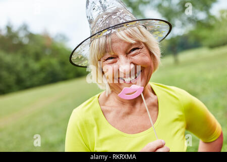 Senior woman costumes comme une fée ou une sorcière dans Carnival ou le carnaval Banque D'Images