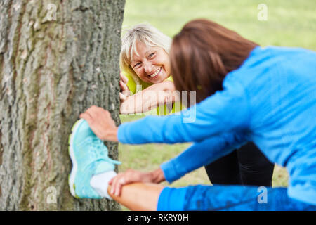 Deux femmes âgées doing stretching l'effort après l'effort de régénération Banque D'Images