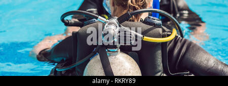 Plongée sous-marine gris réservoir d'oxygène de l'air à l'arrière d'une bannière de scuba diver, format long Banque D'Images