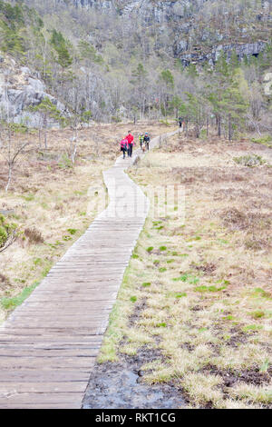 PREIKESTOLHYTTA , Norvège - 13 MAI 2017 : les touristes sur le sentier à Preikestolen le 13 mai 2017 dans Preikestolhytta. Preikestolen est un célèbre site touristique attrac Banque D'Images
