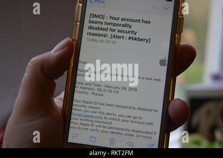 / Phishing scam email, prétendant être d'Apple prétendant que le compte a été désactivé et demandant à l'utilisateur de se connecter à réinitialiser le mot de passe Banque D'Images