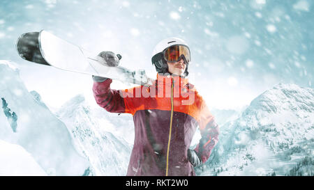 Femme debout skieur avec ciel dans une main sur beau paysage de montagnes. L'hiver, ski, neige, vacances, sport, loisir, style de concept Banque D'Images