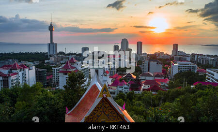 Vue panoramique à partir de la plate-forme d'observation, de la ville de Pattaya. Un long tour, différents bâtiments et d'un océan à l'arrière-plan. Big Buddha Hill à Patta Banque D'Images