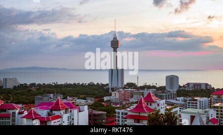 Vue panoramique à partir de la plate-forme d'observation, de la ville de Pattaya. Un long tour, différents bâtiments et d'un océan à l'arrière-plan. Big Buddha Hill à Patta Banque D'Images