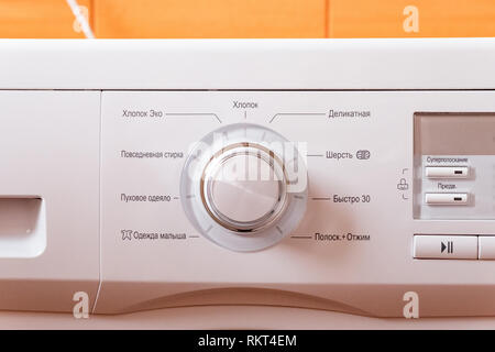 Gros plan d'une machine à laver moderne, avec bouton de commande et les options de temporisation Banque D'Images