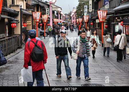 KYOTO, JAPON - 16 avril : les touristes à pied le 16 avril 2012 à Kyoto, au Japon. Vieux Kyoto est un site du patrimoine mondial de l'Unesco et a été visité par près de 1 millio Banque D'Images
