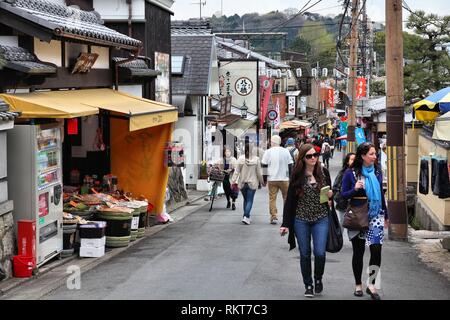 KYOTO, JAPON - 16 avril : les touristes à pied le 16 avril 2012 à Kyoto, au Japon. Vieux Kyoto est un site du patrimoine mondial de l'Unesco et a été visité par près de 1 millio Banque D'Images