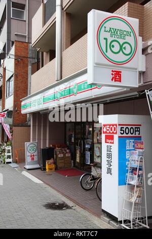 KYOTO, JAPON - 16 avril : Lawson dépanneur 100 le 16 avril 2012 à Kyoto, au Japon. Lawson 100 est célèbre pour sa formule inhabituelle de vendre chaque Banque D'Images