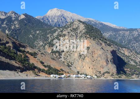 Côte de l'île de Crète en Grèce. Belle vue sur la mer Méditerranée avec Agia Roumeli village. Banque D'Images