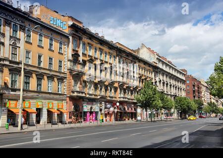 BUDAPEST, HONGRIE - 22 juin 2014 : les gens à pied la rue Rakoczi à Budapest. 3,3 millions de personnes vivent dans la région métropolitaine de Budapest. C'est le plus grand ci Banque D'Images