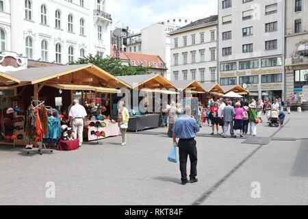 BUDAPEST, HONGRIE - 22 juin 2014 : visite du marché de souvenirs à Budapest. 3,3 millions de personnes vivent dans la région métropolitaine de Budapest. C'est le plus grand Banque D'Images