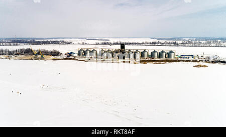 Vue aérienne de l'élévateur à grain gros en hiver. Banque D'Images