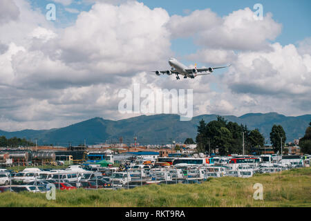 Un Airbus A340-600 d'Iberia au départ de Madrid El Dorado Bogotá approches's la piste 31R sur un après-midi venteux Banque D'Images