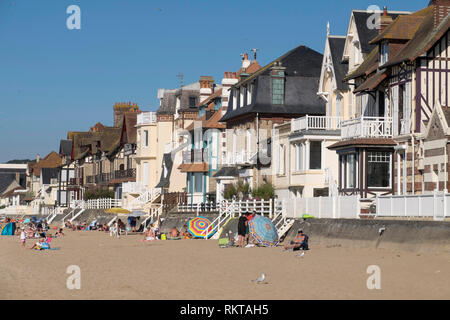 Villers-sur-Mer (Normandie, nord-ouest de la France) : villas le long le long de la "côte fleurie" (partie de la côte normande). Villas au bord de l'eau donnant Banque D'Images