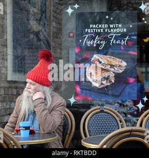 Noël à Belfast, l'homme en bonnet de laine rouge, Donegall Square à l'Ouest de Belfast. Banque D'Images