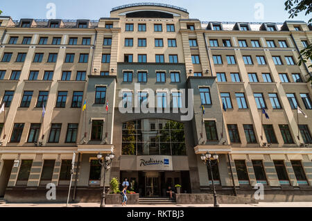 Kiev, Ukraine - le 18 juin 2011 : Radisson Blu Hotel Kyiv est situé dans la zone sécurisé - ambassade rue Yaroslaviv Val. Profitez de la shop Banque D'Images