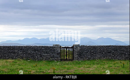 Les Twelve Bens au Connemara vu de l'Inishmore, Îles d'Aran. Banque D'Images
