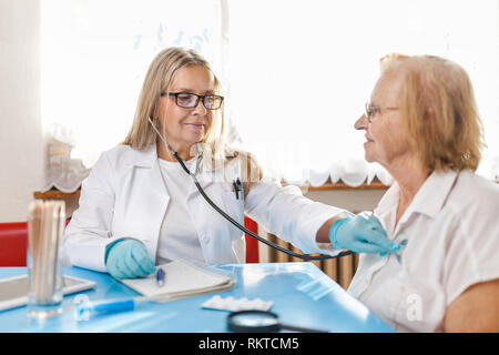 Senior woman durant un examen médical avec son médecin généraliste Banque D'Images