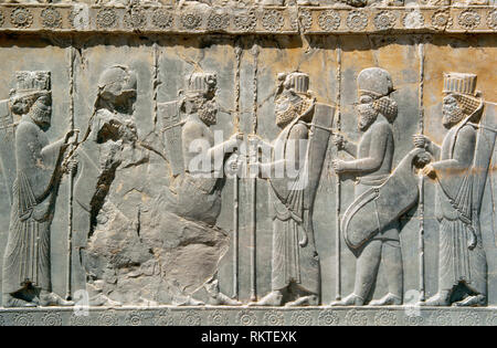 Persepolis. Relief du monument escaliers de la salle d'audience ou d'Apadana (5e-6e siècles avant J.-C.). Soulagement de la garde impériale persane, immortels, détail. L'inscription de soldats wearingdifferent les uniformes, les mèdes et perses. Cependant les Mèdes portait un chapeau de feutre formant un dôme semi-circulaire. Xerxès I (486-465 avant J.-C.) et d'Artaxerxès I (464-425 avant J.-C.) période. République islamique d'Iran. Banque D'Images