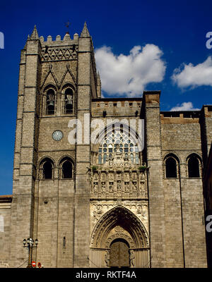 L'Espagne, Castille et Léon, Avila. Cathédrale de Saint Salvador. L'église catholique. Il a été commencé au 12ème siècle en style roman et a conclu au 14e siècle en style gothique. Façade principale. Banque D'Images