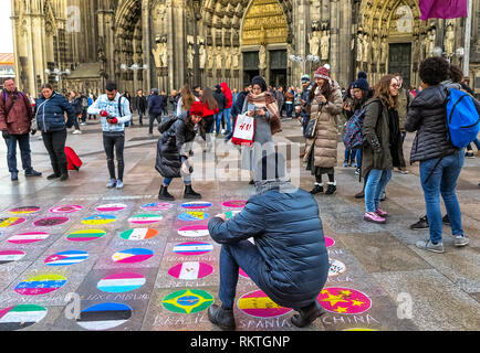 COLOGNE, ALLEMAGNE, LE 13 DÉCEMBRE 2018 : la peinture de la rue en face de la cathédrale de Cologne. Banque D'Images