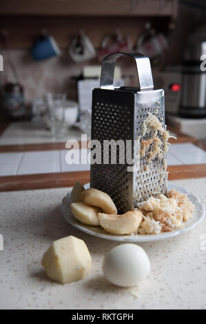 Sur la râpe à fromage cuisine oeuf dur avec éclairage naturel à partir de la fenêtre Banque D'Images