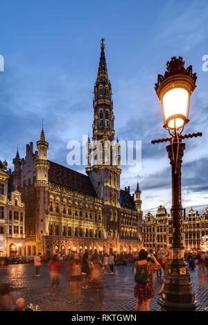 Das Rathaus (frz. Hôtel de Ville, nl. Het Stadhuis) wurde 1401 von 1421 bis Jacob van Tienen, einem Schüler von Jan van Osy, gebaut. Banque D'Images