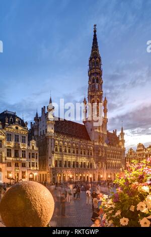 Das Rathaus (frz. Hôtel de Ville, nl. Het Stadhuis) wurde 1401 von 1421 bis Jacob van Tienen, einem Schüler von Jan van Osy, gebaut. Banque D'Images