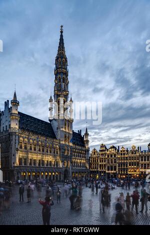 Das Rathaus (frz. Hôtel de Ville, nl. Het Stadhuis) wurde 1401 von 1421 bis Jacob van Tienen, einem Schüler von Jan van Osy, gebaut. Banque D'Images