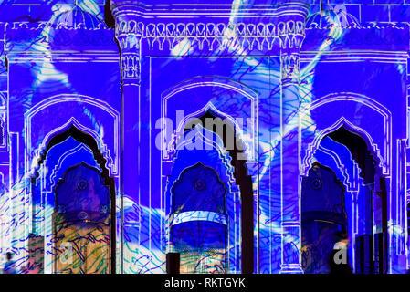 Entrée de la mosquée colorée en émirat de Sharjah au cours du festival lumière Banque D'Images