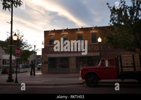 Standin' à l'angle Park à Winslow, Arizona, États-Unis d'Amérique, commémorant la chanson 'Take It Easy' par les aigles. Vue de la ville américaine Banque D'Images