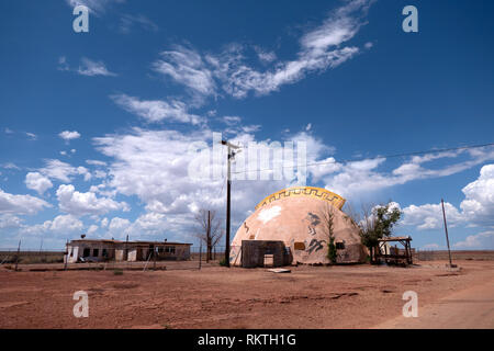 Meteor City Trading Post, une boutique de cadeaux pour les touristes sur l'US Highway en Arizona, États-Unis d'Amérique. Vue d'une petite ville américaine dans le Banque D'Images