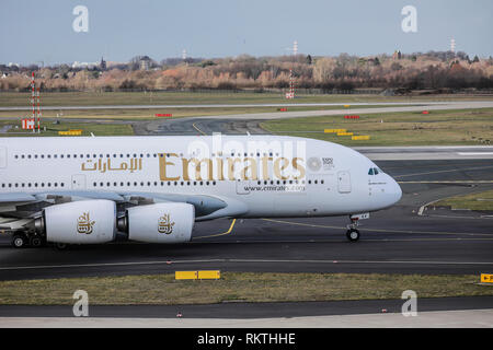 Düsseldorf, Rhénanie du Nord-Westphalie, Allemagne - Unis avions Airbus A380-800 sur le chemin de la piste, l'Aéroport International de Düsseldorf, du DHS Banque D'Images