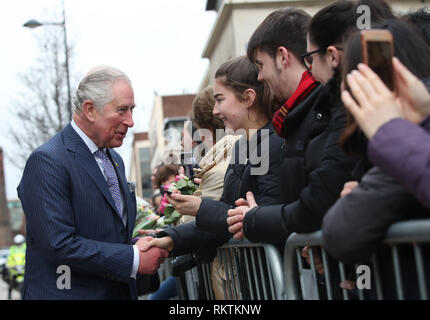 Le Prince de Galles et la duchesse de Cornouailles (caché) rencontrent les membres du public qu'ils arrivent pour une réception à la Galerie et Musée de Victoria à Liverpool où ils se joindront à Président irlandais Michael D. Higgins et sa femme Sabina Coyne, pour célébrer le Prince Charles' et le Président Higgins' patronage conjoint de l'Institut d'études irlandaises de Liverpool. Banque D'Images