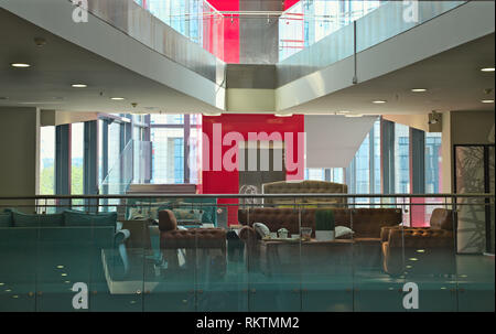 À l'intérieur du centre commercial avec des meubles, des fenêtres en verre et de l'élévateur de sortie Banque D'Images