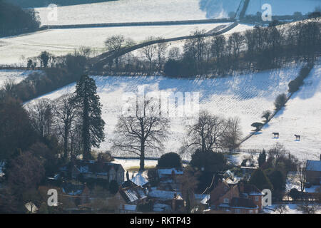 Vue d'hiver du village de Chiltern de Turville avec de la neige au sol. Banque D'Images