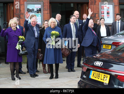 Le Prince de Galles et la duchesse de Cornouailles avec le Président irlandais Michael D. Higgins et sa femme Sabina Coyne après avoir assisté à une réception à Victoria Gallery and Museum, Université de Liverpool, à célébrer Charles' et le Président Higgins' patronage conjoint de l'Institut d'études irlandaises de Liverpool. Banque D'Images