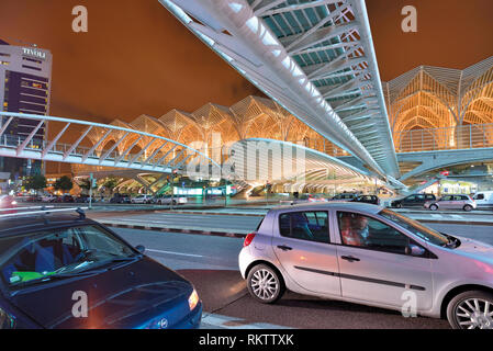 Soirée le trafic dans les grandes route avec toit en acier et un pont futuriste Banque D'Images